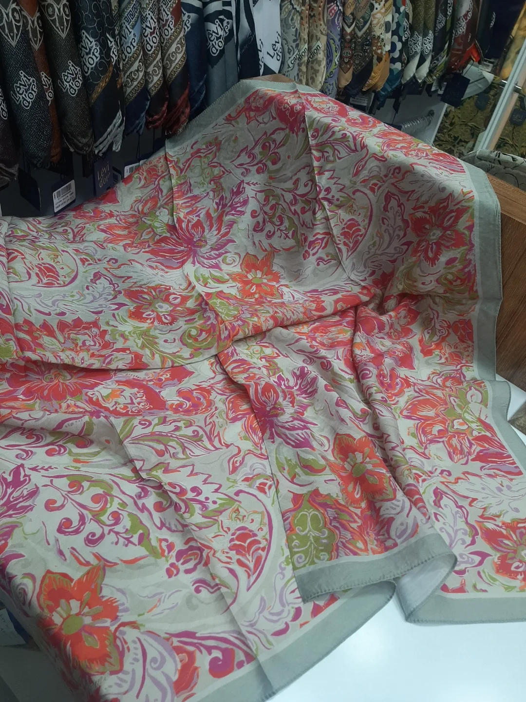 ESRA ALTUNTAŞ ŞAL VE EŞARP